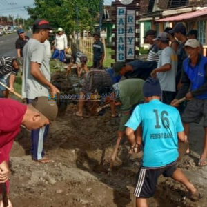 Kegiatan Gotong Royong di Kecamatan Uluan