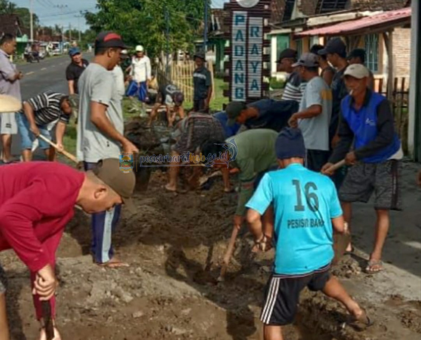 Kegiatan Gotong Royong di Kecamatan Uluan